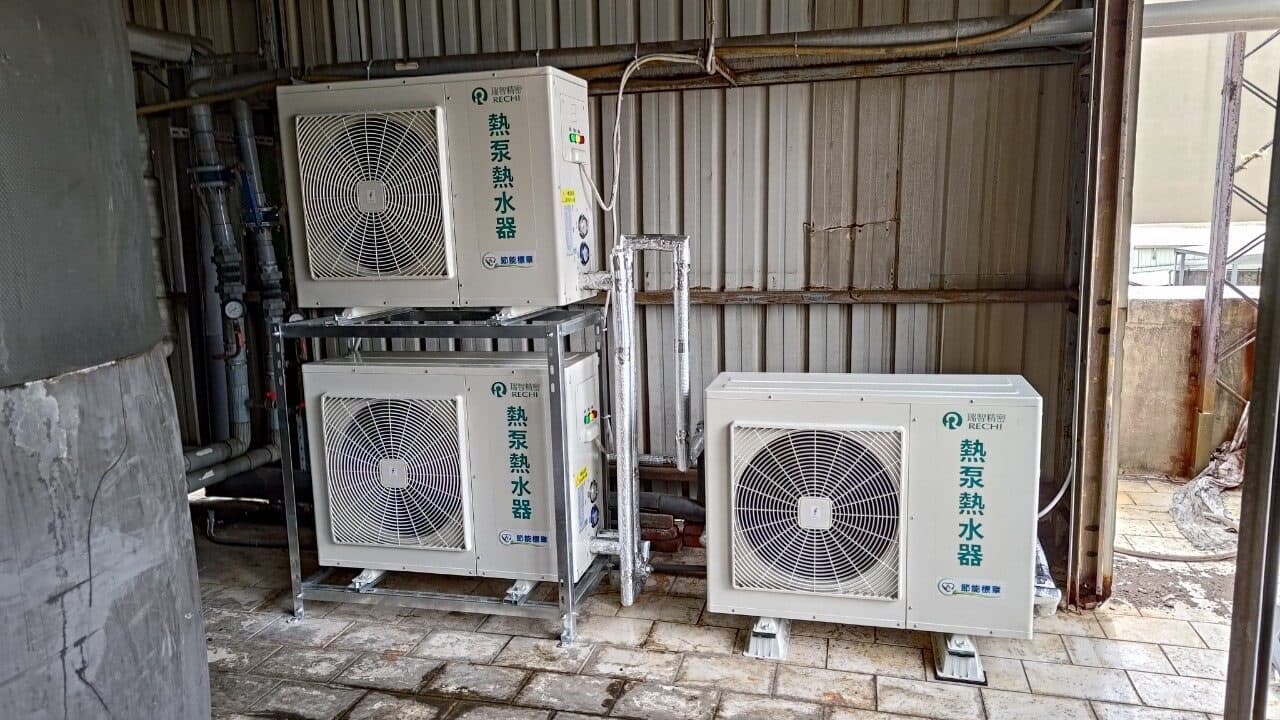 全勝熱泵柿子紅快捷旅店AN-102AE熱泵熱水器安裝實例 — 專業施工實績
