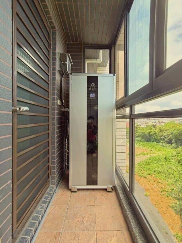 熱泵熱水器陽台安裝場景 — 空間通風良好，排風順暢，適合家用熱泵熱水器安裝。