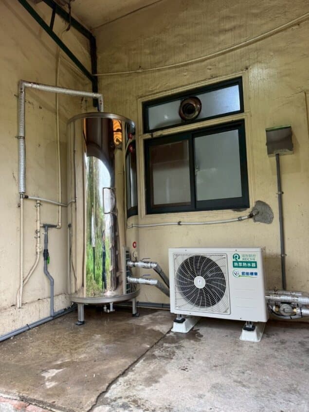 熱泵熱水器室內空間安裝場景 — 庭院或側院通風良好，安裝便利且維修動線更順暢。