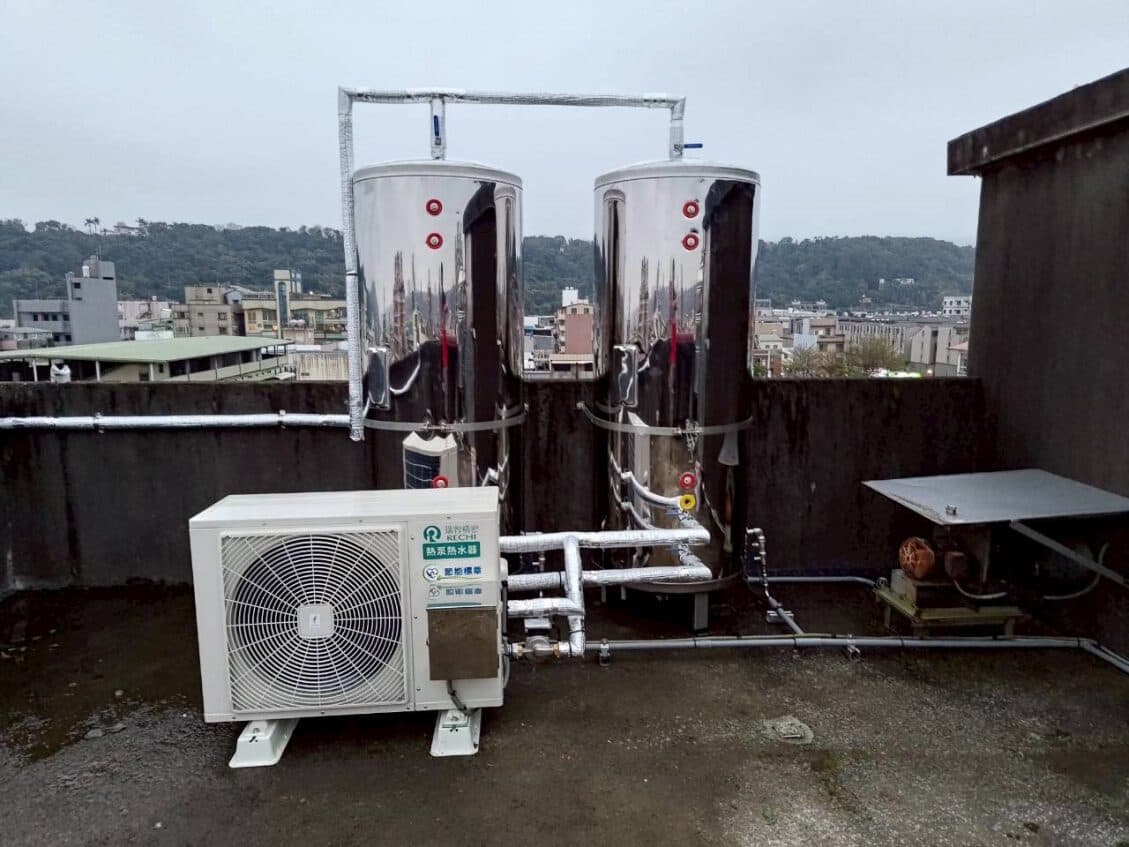 熱泵熱水器屋頂/戶外安裝場景 — 開放空間散熱佳，設備配置彈性高，需確認結構與防水。